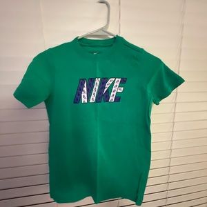 nike t-shirt youth medium
